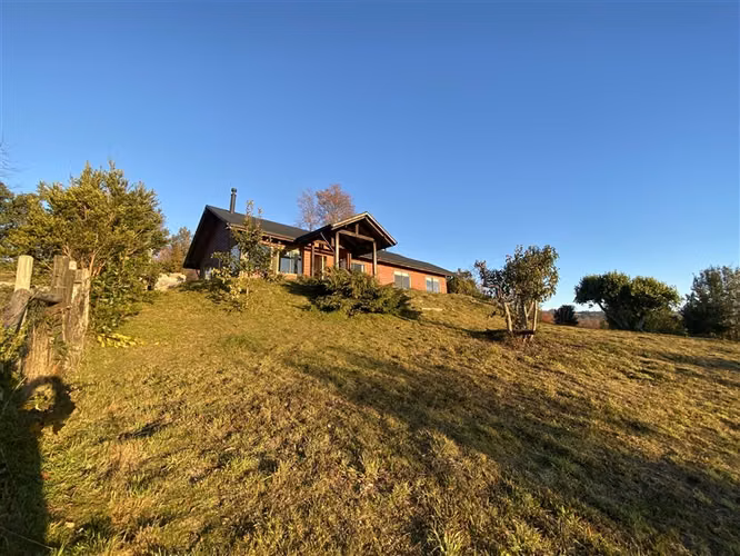 Casa con vista al lago y en camino villarica-pucon