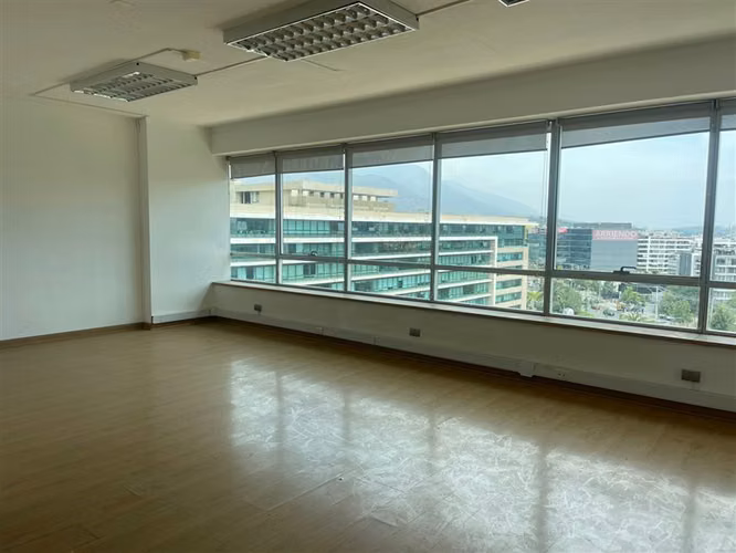 Oficina en venta en Lo Barnechea 92 m2.