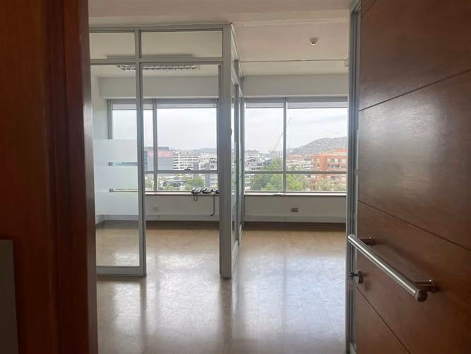 Oficina en venta en Lo Barnechea 92 m2.