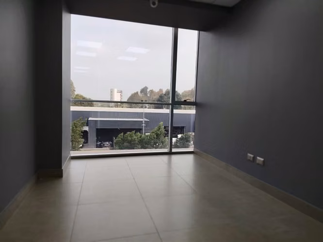Oficina en arriendo Chicureo