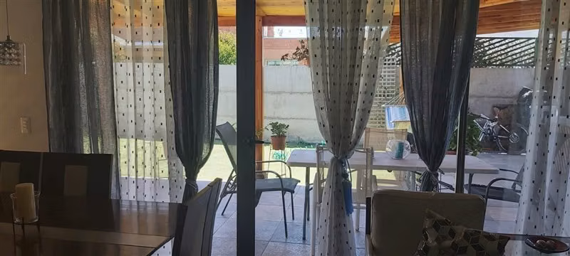 Venta de Amplia Casa esquina Condominio Valle Araucaria-Buin