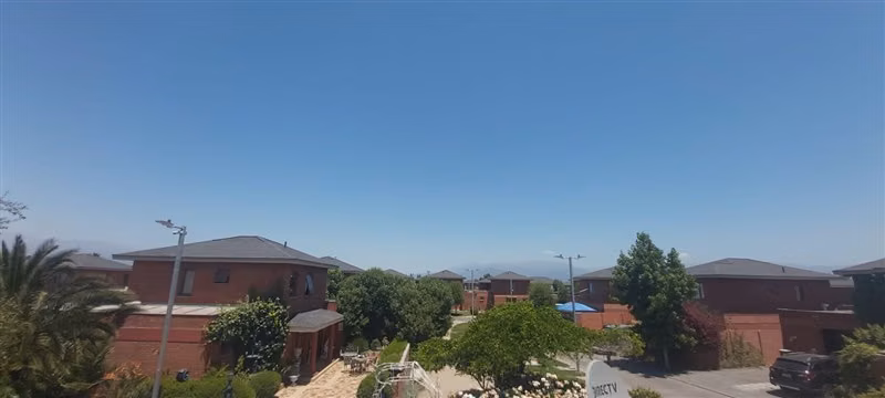 Venta de Amplia Casa esquina Condominio Valle Araucaria-Buin