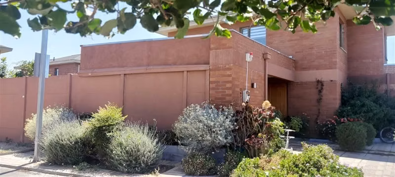 Venta de Amplia Casa esquina Condominio Valle Araucaria-Buin