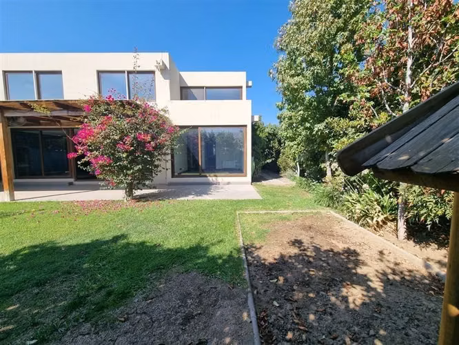 Casa en venta de 3 dorm. en Chicureo