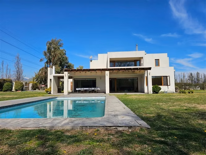 Casa en venta de 4 dorm. en Chicureo