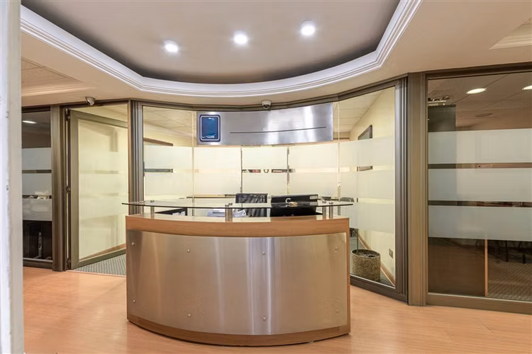 Venta Oficina Las Condes Barrio El Golf 174m2 y 5 Estac. - Imagen 2