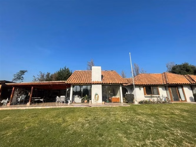 Casa en venta de 6 dorm. en Chicureo