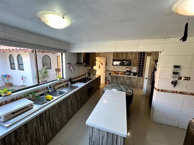Casa en venta de 6 dorm. en Chicureo