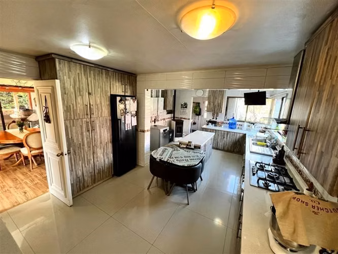 Casa en venta de 6 dorm. en Chicureo