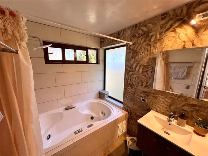 Casa en venta de 6 dorm. en Chicureo