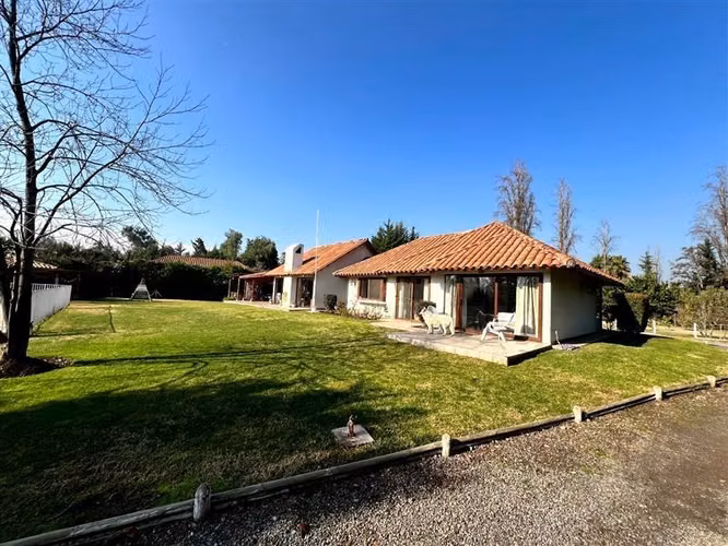 Casa en venta de 6 dorm. en Chicureo