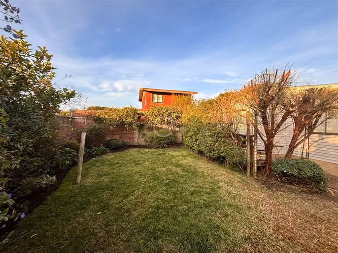 Casa con amplio terreno en venta de 2 dorm. en Concón