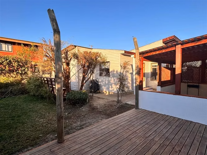 Casa con amplio terreno en venta de 2 dorm. en Concón