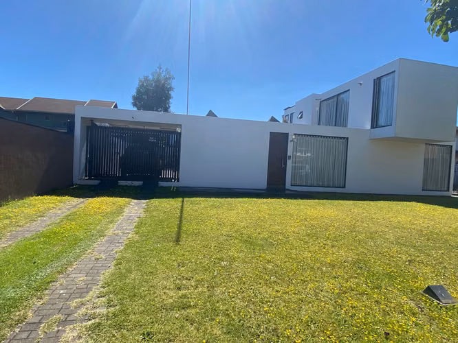 SE VENDE GRAN CASA EN LOMAS SAN SEBASTIAN