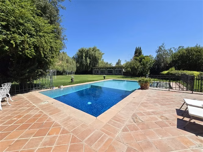 Casa en venta en Chicureo Santa Ester con piscina y quincho