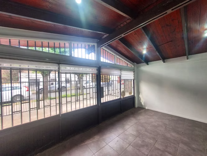 Arriendo Comercial Central Amplia y Luminosa