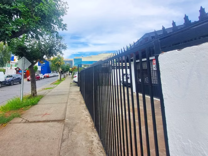 Arriendo Comercial Central Amplia y Luminosa