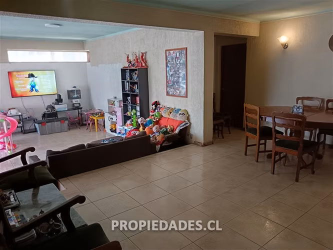 Casa en venta de 4 dorm. en Maipú / Terreno 1.168 mt2