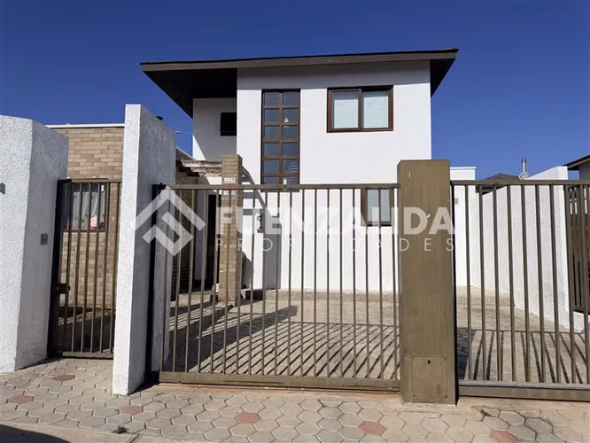 Casa en venta de 4 dorm. en La Reserva