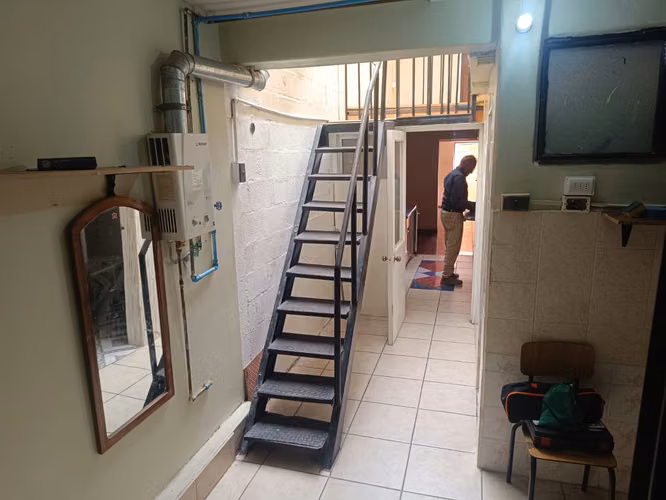 VENDO CASA DOS PISOS, 3DOR. AMPLIOS, LIVING-COMEDOR, COCINA AMERICANA