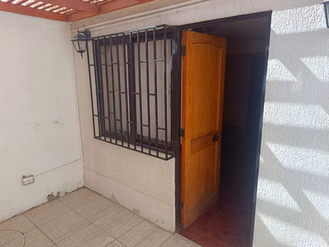 VENDO CASA DOS PISOS, 3DOR. AMPLIOS, LIVING-COMEDOR, COCINA AMERICANA