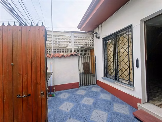 Casa en venta de 5 dorm. con 2 locales comer. en La Cisterna