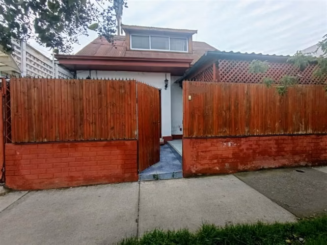 Casa en venta de 5 dorm. con 2 locales comer. en La Cisterna