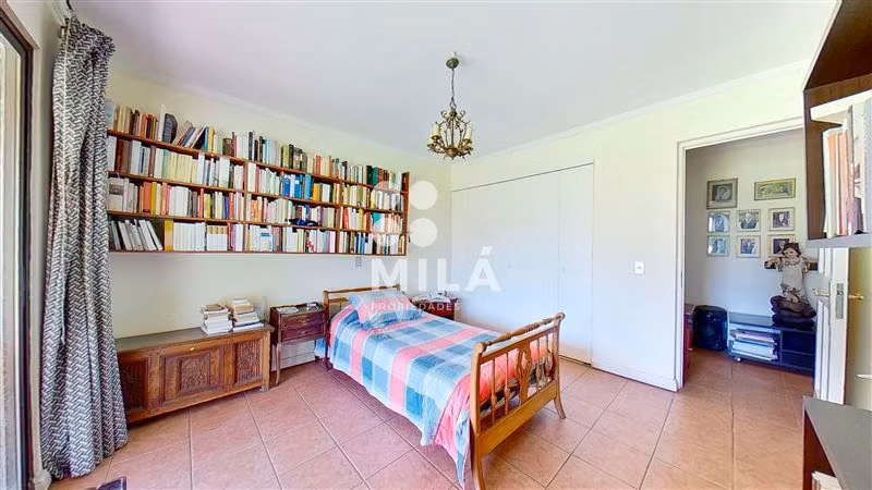 Casa colonial buen estado, terreno 3.7h. Derechos de agua