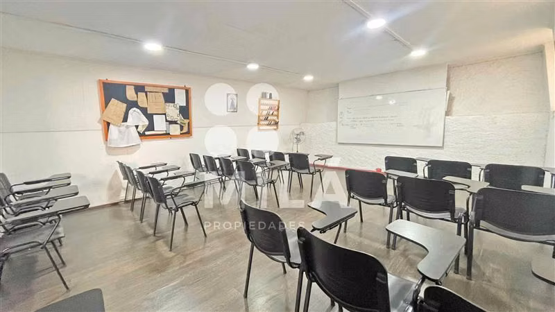 25% Bajo tasación. Edificio de 4 pisos de múltiples espacios