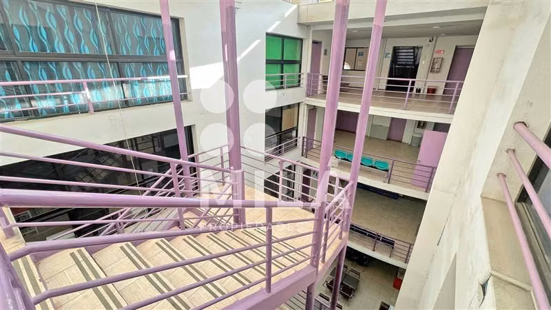 30% Bajo tasación. Edificio de 4 pisos de múltiples espacios
