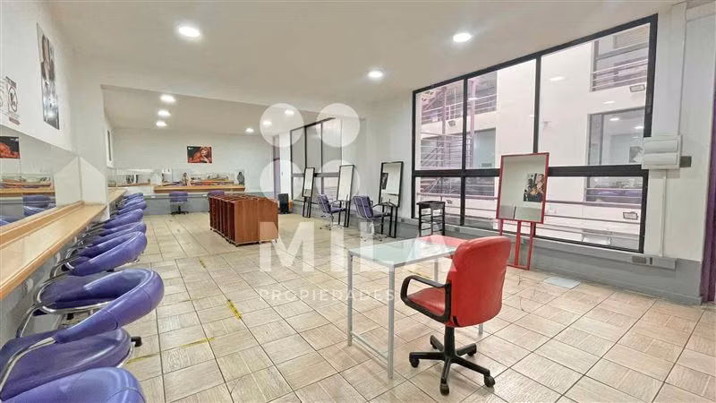 30% Bajo tasación. Edificio de 4 pisos de múltiples espacios