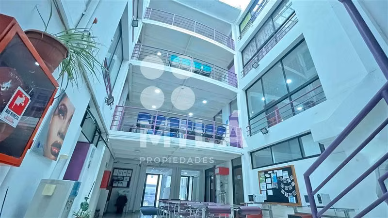 25% Bajo tasación. Edificio de 4 pisos de múltiples espacios