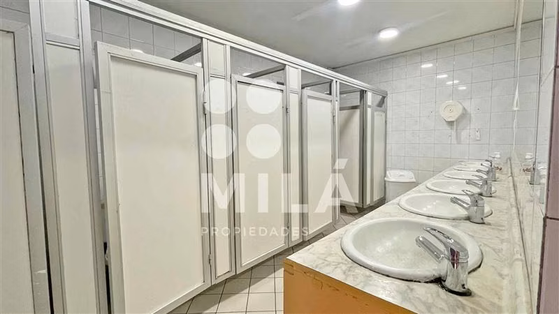 25% Bajo tasación. Edificio de 4 pisos de múltiples espacios