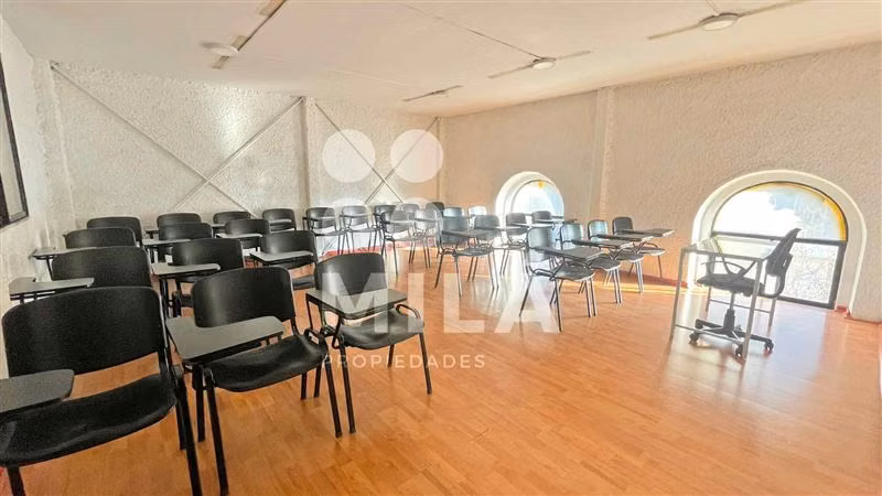30% Bajo tasación. Edificio de 4 pisos de múltiples espacios
