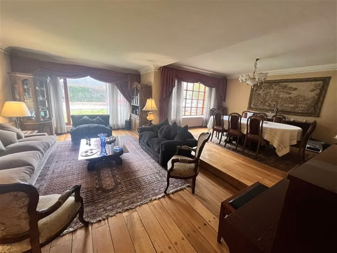 Casa en excelente barrio residencial dentro de la ciudad