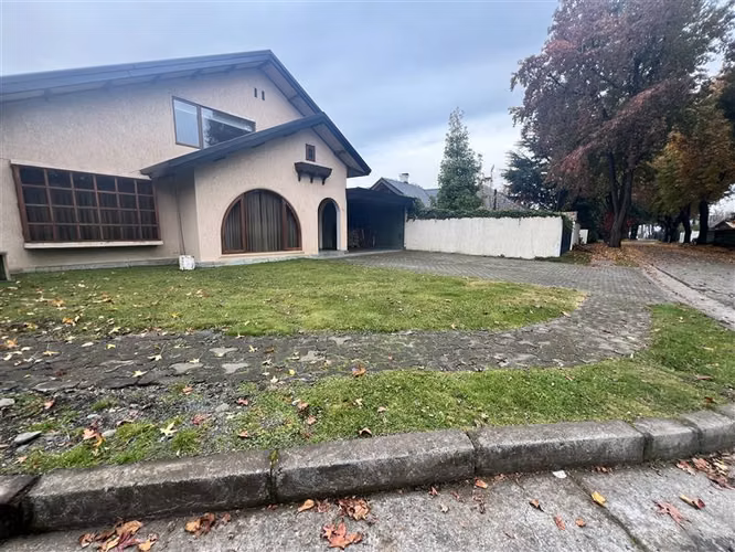 Casa en excelente barrio residencial dentro de la ciudad