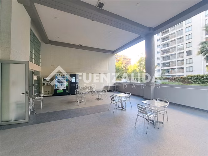 Oficina en arriendo con salas reuniones - Metro Manquehue.