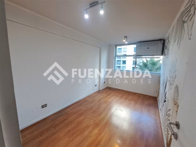 Oficina en arriendo con salas reuniones - Metro Manquehue.