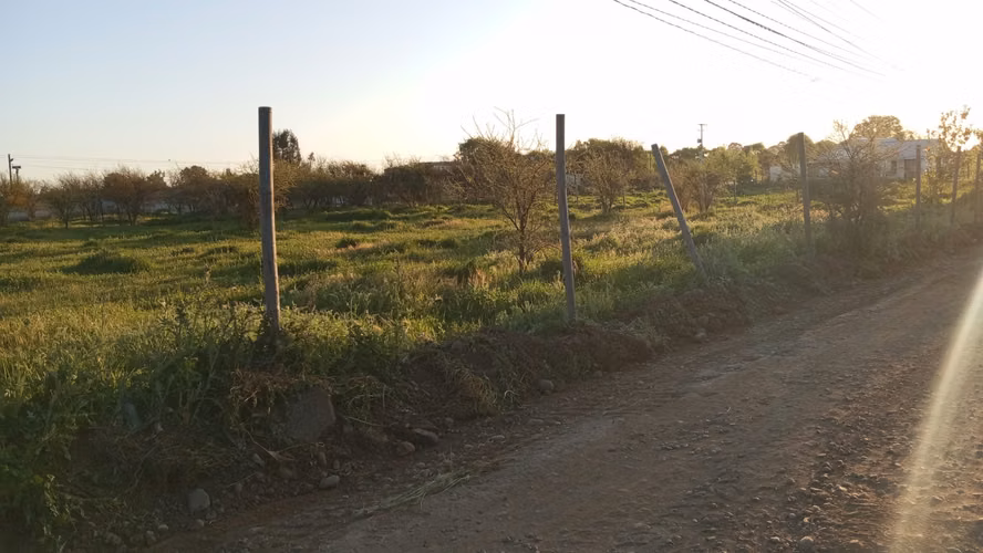 Grace Kelm Vende hermosa Parcela Plana con luz y cercado, a minutos de ruta 5 Sur en Linares
