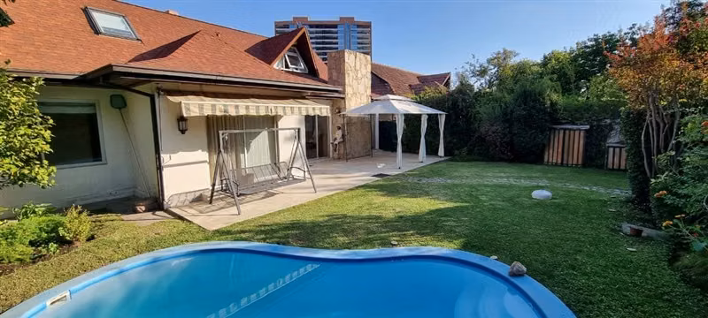 Casa en venta de 4 dorm. en Las Condes - Colegio Alemán