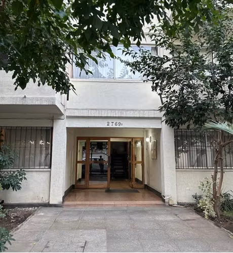Se vende departamento remodelado con máxima seguridad, frente a futuro metro linea 8