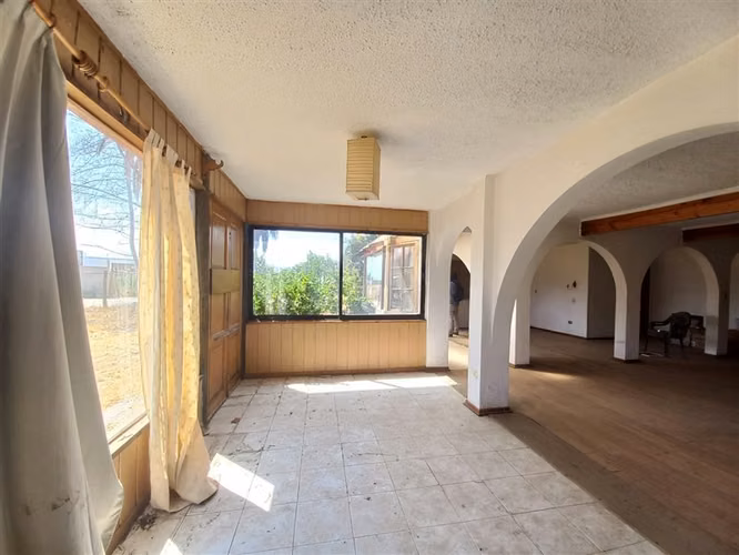 Parcela en Venta con Casa de 2 Pisos en Colina. Condominio