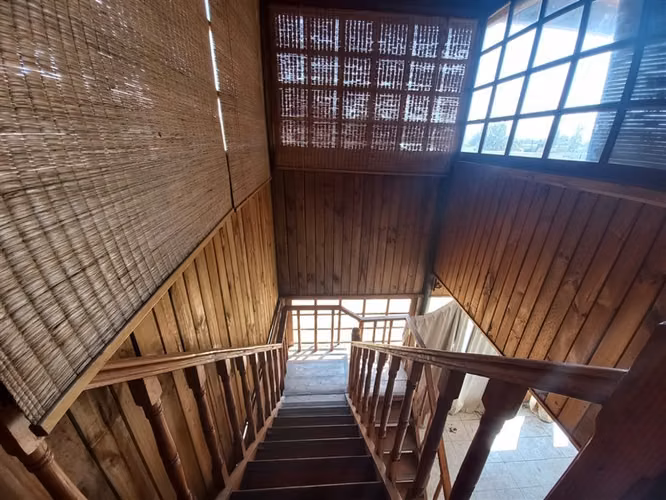 Parcela en Venta con Casa de 2 Pisos en Colina. Condominio