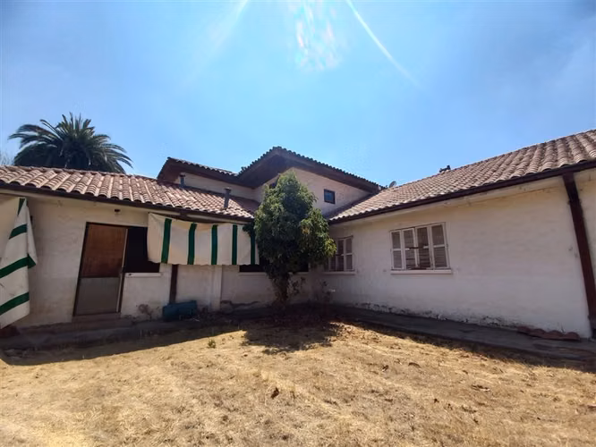 Parcela en Venta con Casa de 2 Pisos en Colina. Condominio