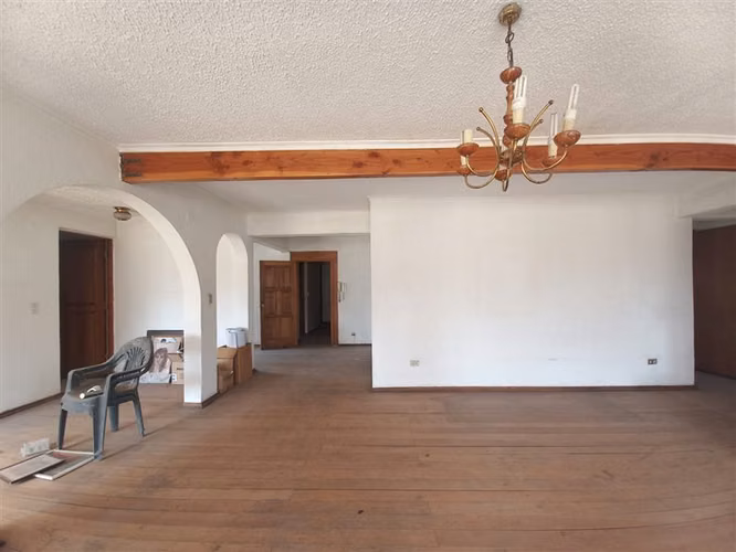 Parcela en Venta con Casa de 2 Pisos en Colina. Condominio