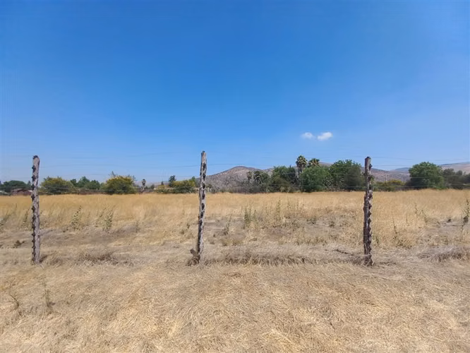 Parcela en Venta con Casa de 2 Pisos en Colina. Condominio