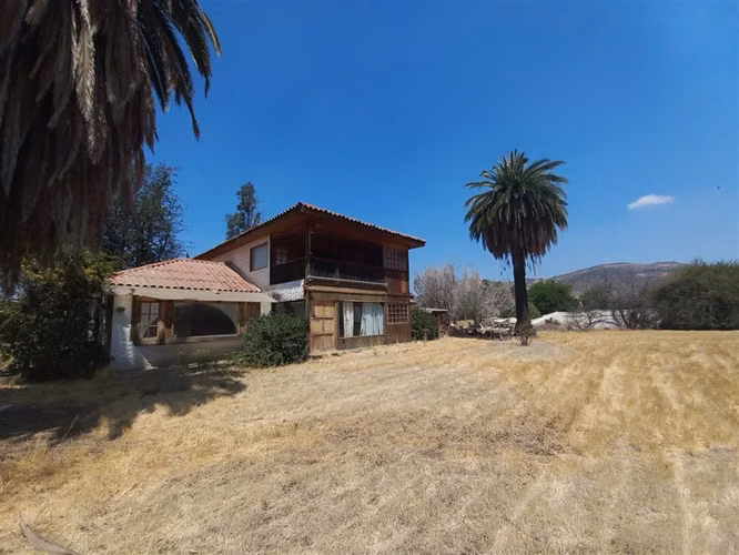 Parcela en Venta con Casa de 2 Pisos en Colina. Condominio