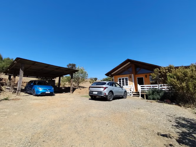 SE VENDE PARCELA CON DOS CASAS MEDIA HECTAREA URBANIZADA