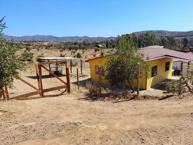 SE VENDE PARCELA CON DOS CASAS MEDIA HECTAREA URBANIZADA