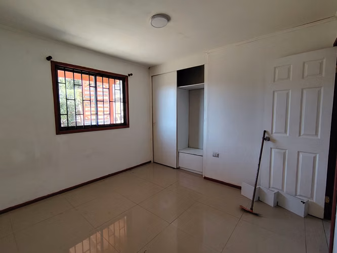 SE VENDE PARCELA CON DOS CASAS MEDIA HECTAREA URBANIZADA